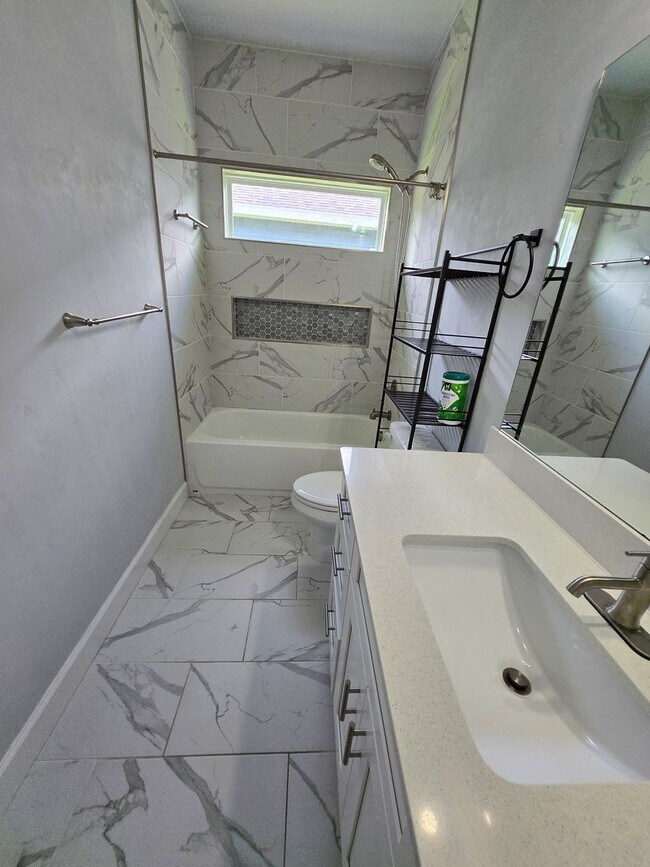 Building Photo - Beautiful 3-Bedroom, 2.5 Bath Home in Desi...
