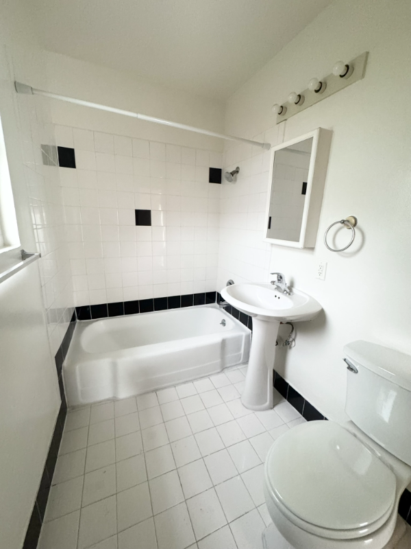 Building Photo - 1093 S Orange Dr