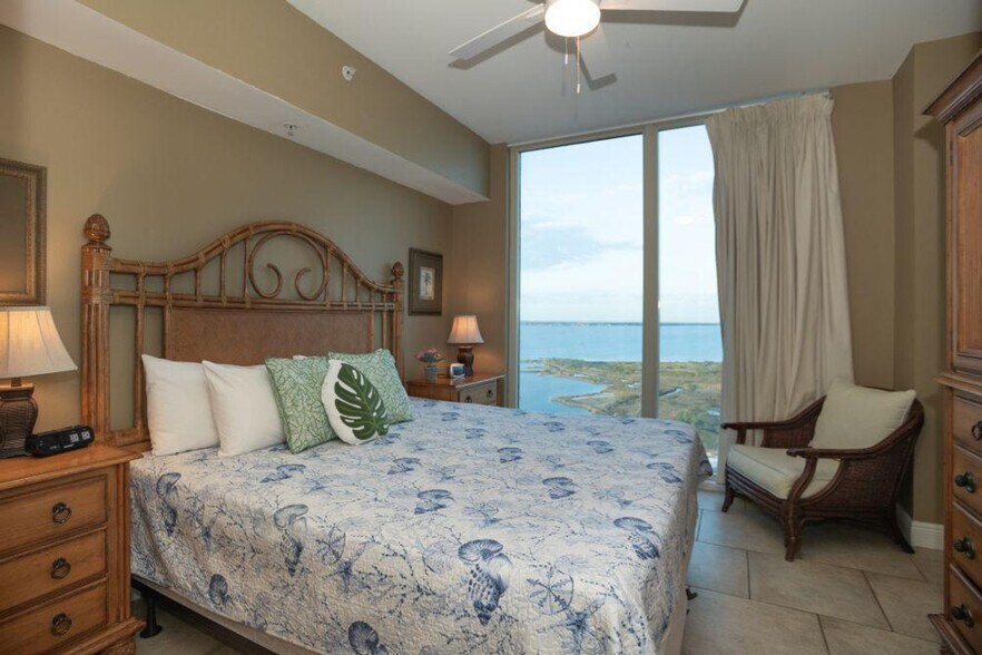 Building Photo - 2 Portofino Dr