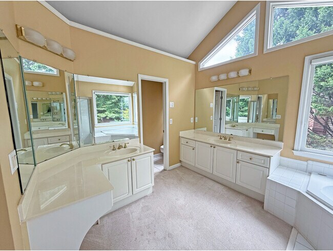 Building Photo - 805 Yosemite Dr NW