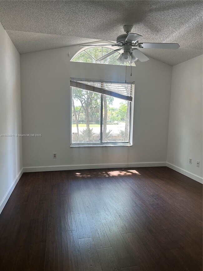Building Photo - 906 Coral Club Dr