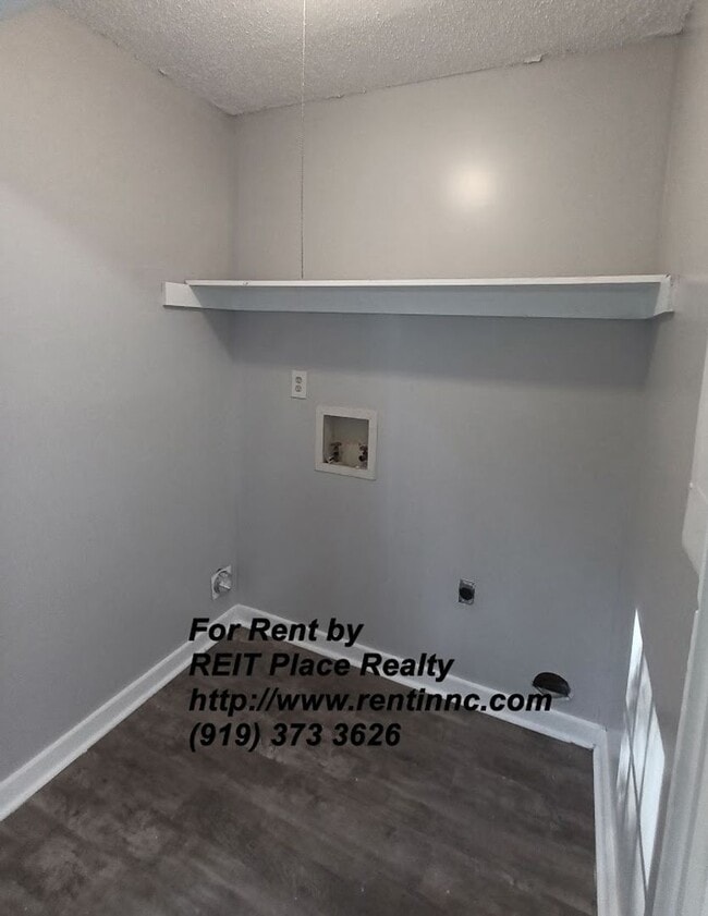 Building Photo - 3 Bed 2 Bath w/ Master Bed downstairs near Crossroads Plaza, REI