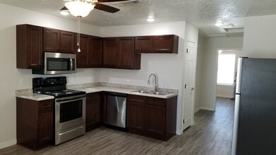 Building Photo - NEWER  LUXURY ONE BEDROOM APARTMENT UNFURN...