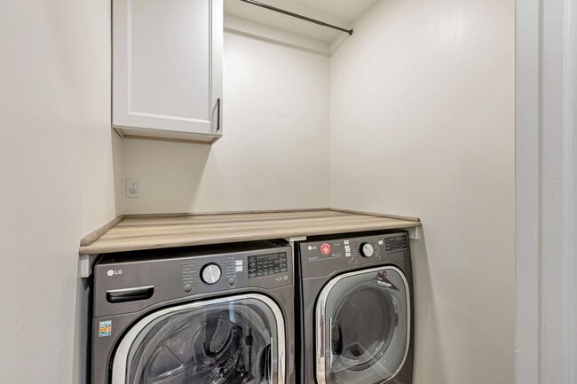 Building Photo - Beautiful Remodeled 3 Bedroom Townhome