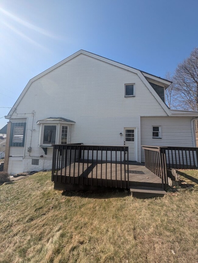 Building Photo - Newly Renovated 2 Bed, 1 Bath Home in Crafton -- AVAILABLE NOW!