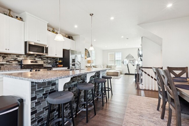 Building Photo - Chesapeake, 3 bedrooms, End Unit- Quick Mo...