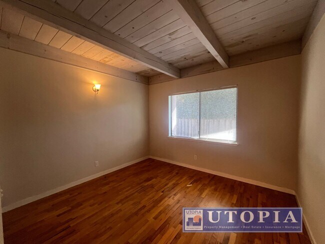 Building Photo - Adorable 1 bedroom, 1 bathroom triplex uni...