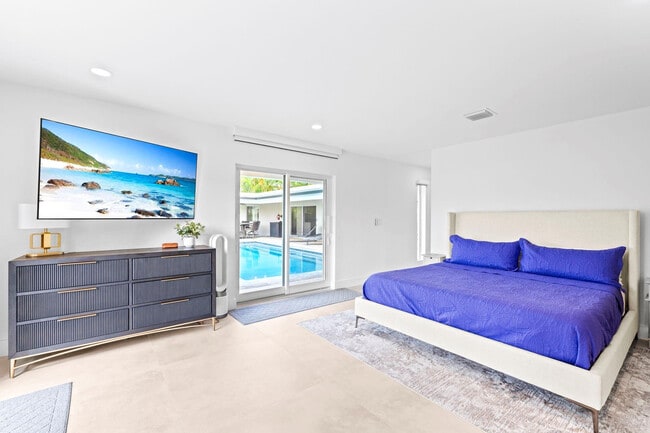 Building Photo - 1725 NE 23rd Ave