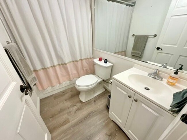 Building Photo - 2 bed 2 bath, Private yard, 2 parking stalls