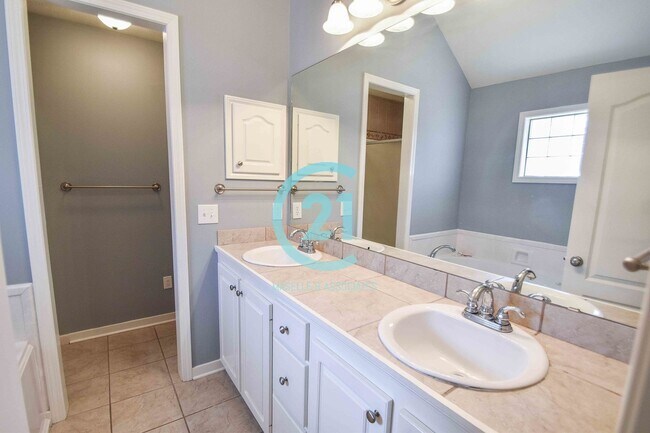 Building Photo - 3 Bed/2 Bath Home in Ashbrooke