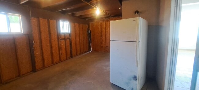Building Photo - 2 Bedroom with large back yard