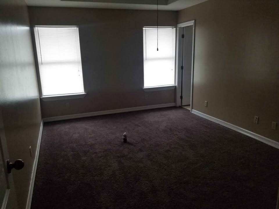 Building Photo - 1409 W Kiwi Ave