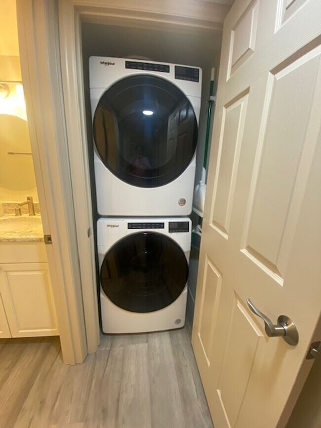 Building Photo - 2 bedroom 2 bathroom furnished seasonal rental