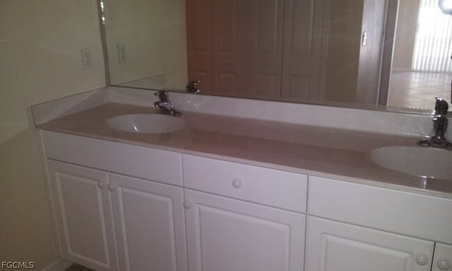 Building Photo - 2733 SW 11th Pl