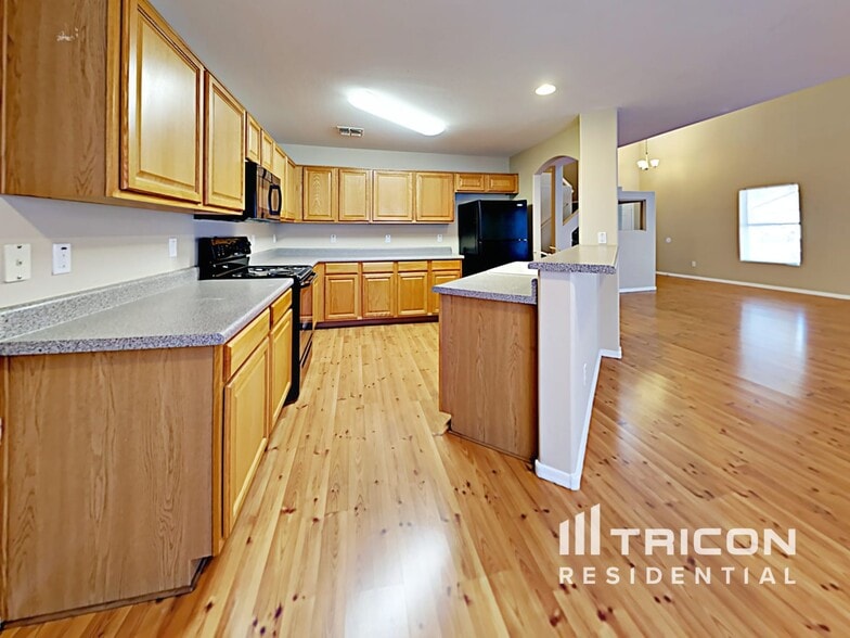 Building Photo - 22040 W Gardenia Dr