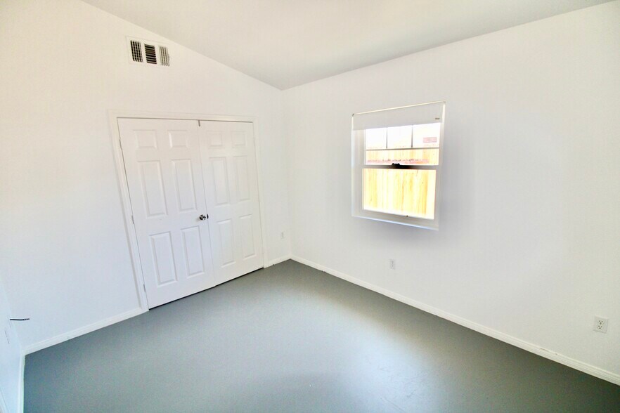 Building Photo - 6587 Oasis Ave
