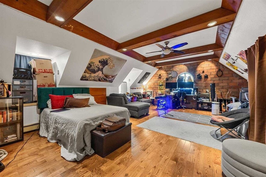 Building Photo - 13 S Linn St