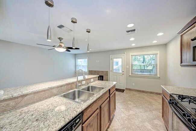Building Photo - 1017 Solano Dr