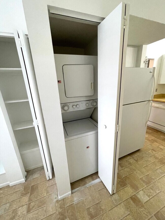 Building Photo - Spacious 2Bed/2Bath Condo for Rent!! Sarasota