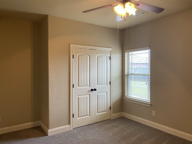 Building Photo - 6202 W Sage Dr