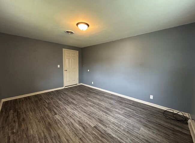 Building Photo - 231 Lindenwood Dr