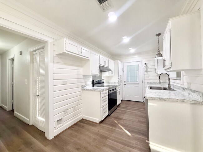 Building Photo - 137 Laurel St