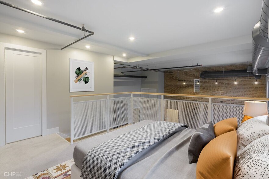 Building Photo - 729 N Sangamon St