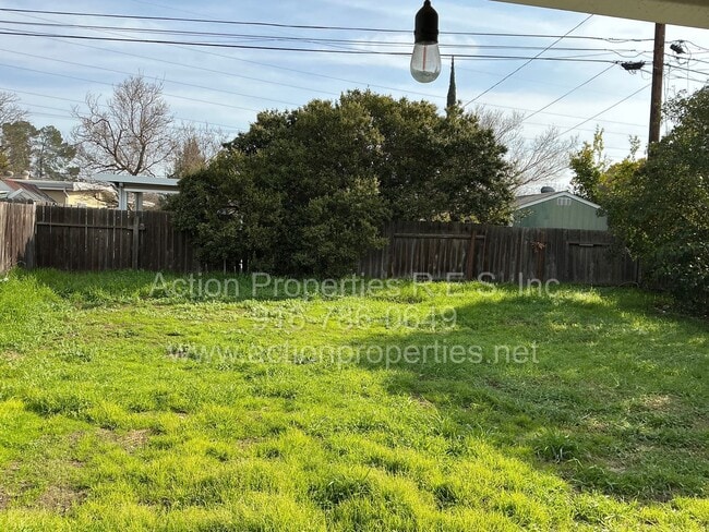 Building Photo - Close to Freeway, Shopping Single Story 2 Bedroom 1 Bath Large yard 1 Car Garage Drought Resistan...