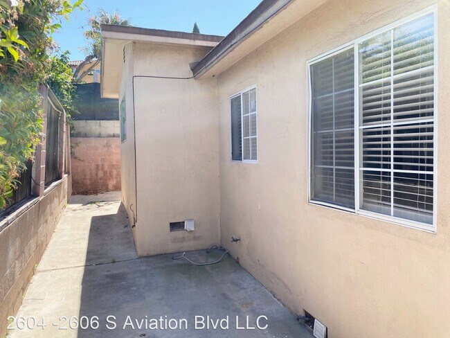 Building Photo - 2604-2606 S Aviation Blvd