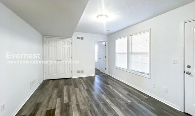 Building Photo - 1403 Rolling Dr