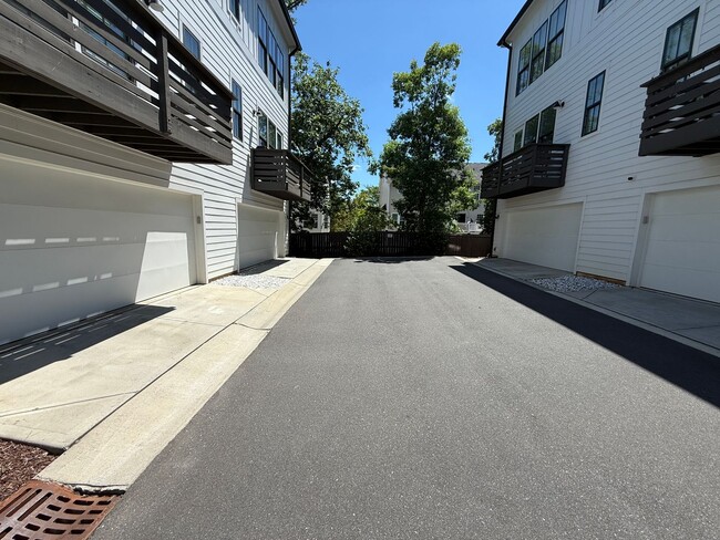 Building Photo - Beauitiful Home in the heart of Ballantyne!!