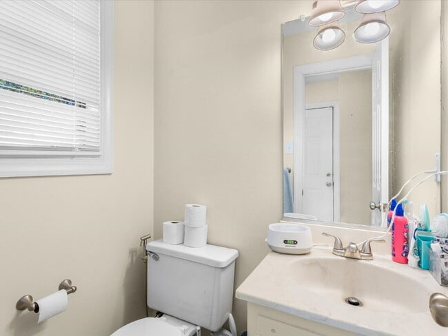 Building Photo - 1701 Early Settlers Rd