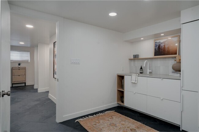 Building Photo - Chic 3BD, 3BA Mid-Century Home in Wheat Ri...