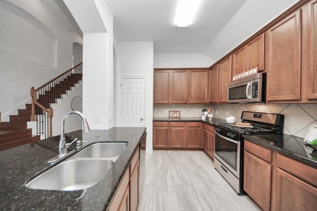 Building Photo - 5014 Parkcanyon Ln