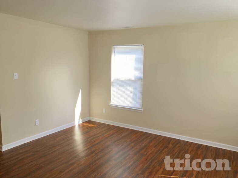 Building Photo - 1829 Oakdale Green Dr