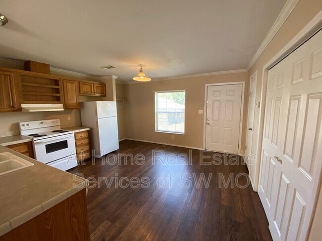 Building Photo - 501 W Warren Ave