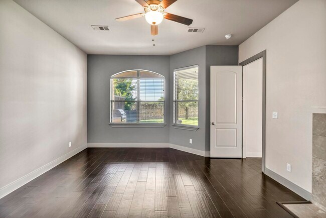 Building Photo - 307 Enclave Cir