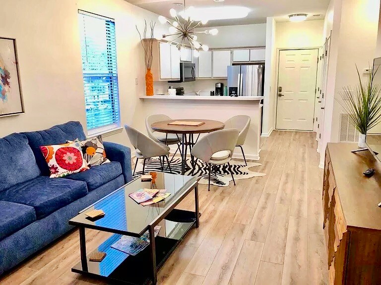 Building Photo - 1294 River Oaks Dr