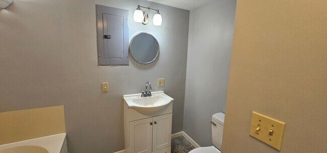 Building Photo - 2513 Hillcrest Dr