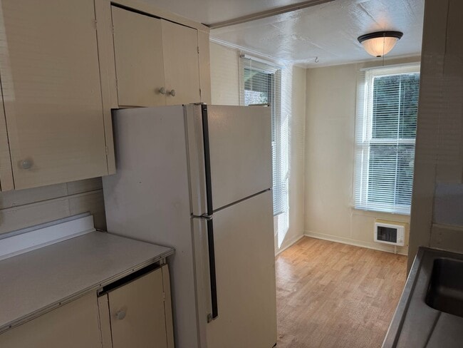 Building Photo - 2 bedroom 1 bathroom house - Close to Campus!