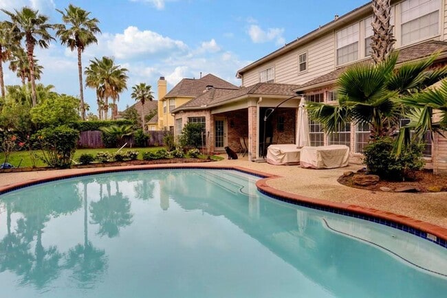 Building Photo - Spacious 5-Bedroom Lakeview Home with Pool...