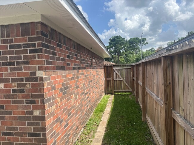 Building Photo - 10670 Norton Dr