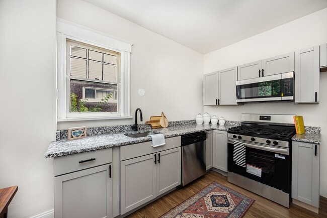 Building Photo - Move in by 4/1 for reduced rent special! Renovated 3 bedroom minutes from Hyde Park!