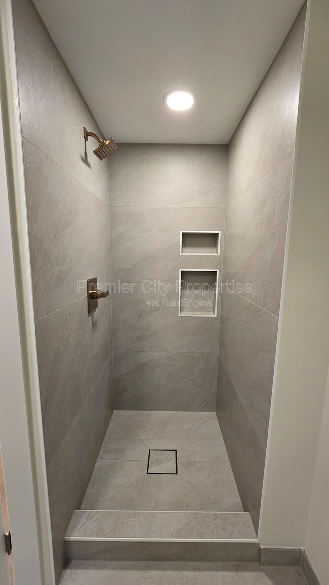 Building Photo - 240 Mcgregor Ave