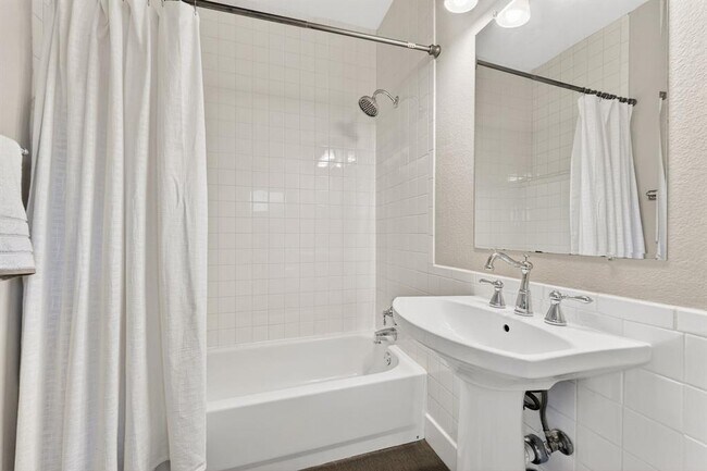 Building Photo - 3003 Lovell Dr