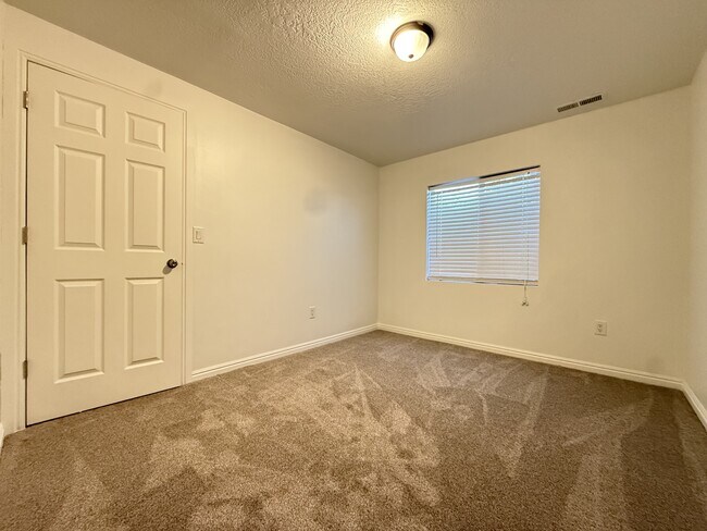 Building Photo - 6248 S High Bluff Dr