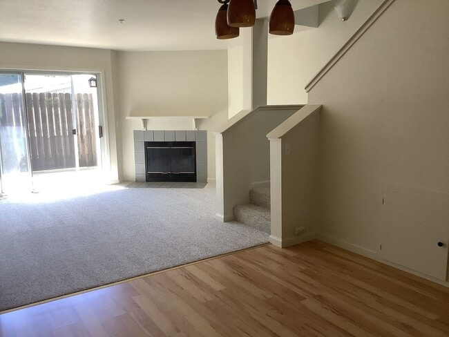 Building Photo - Centrally Located 2 Bedroom Townhome