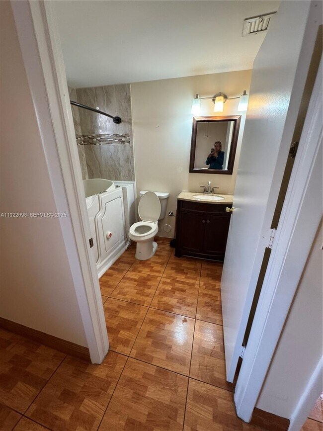 Building Photo - 8013 Lake Dr