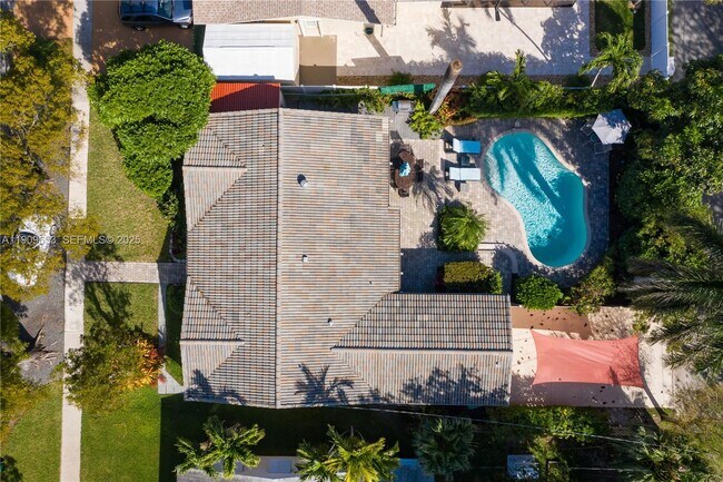 Building Photo - 418 SE 3rd Terrace