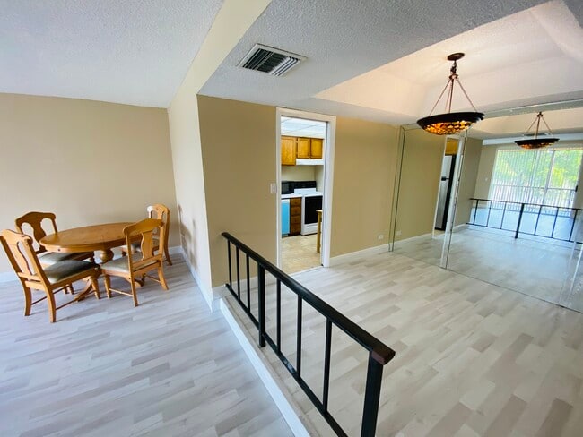 Building Photo - 3660 Inverrary Dr